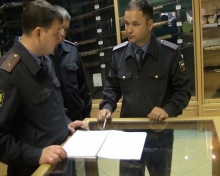 В Новокузнецке кузбасские полицейские проверили деятельность оружейных магазинов